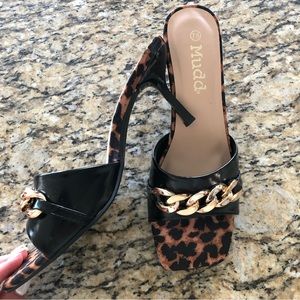 Mudd Heels size 7.5 Leopard Gold detail